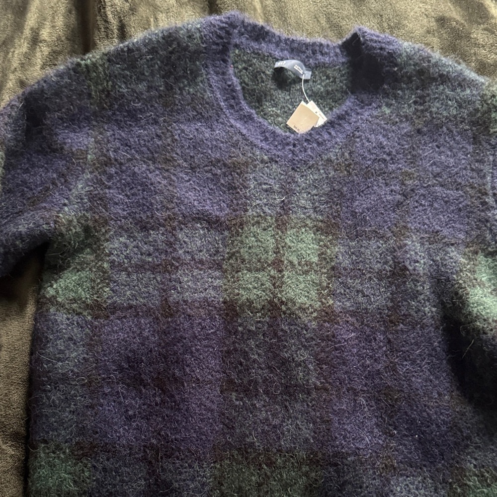 GAP Xsmall Men's V-Neck sweater in navy blue & Green. brand new. excellent shap